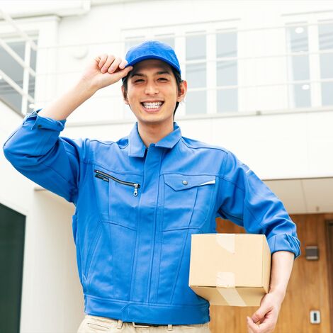 小包を運ぶ男性スタッフ