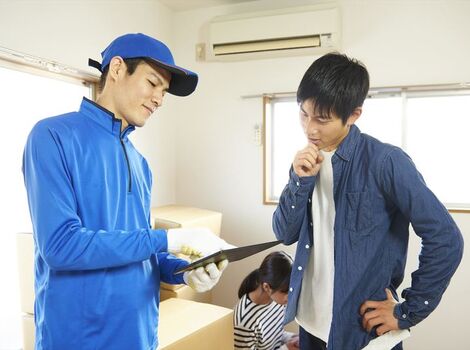 料金提示を行うスタッフ