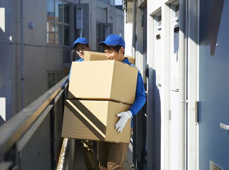 段ボールを運び入れるスタッフたち