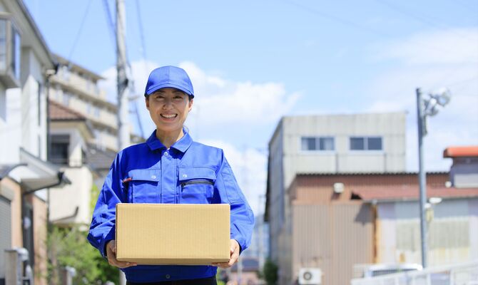 小包を運ぶ女性スタッフ