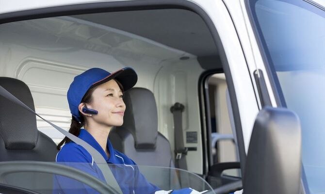 大型トラックを運転する女性ドライバー