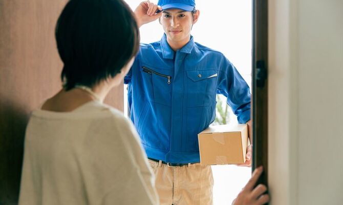 顧客に挨拶するスタッフ