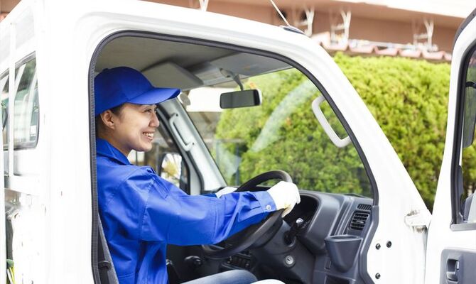 トラックで現場に到着した女性ドライバー
