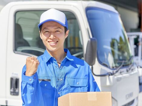 ポーズを決める男性スタッフ