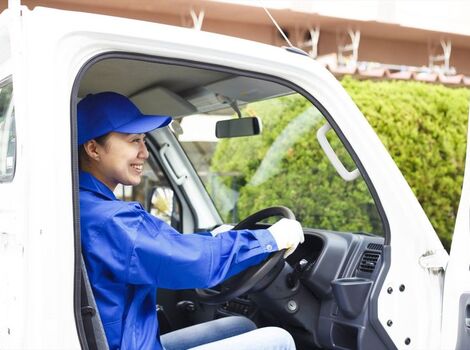 トラックで現場に到着した女性ドライバー