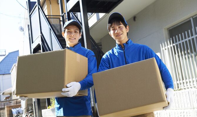 荷物を運ぶ男性スタッフ