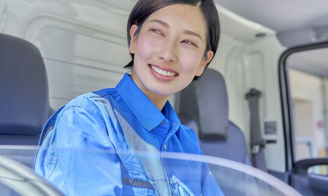 運転中の女性スタッフ